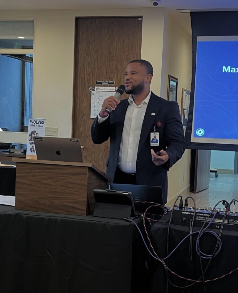 Speaker presents at spring career fair