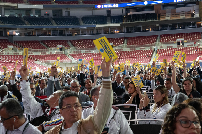 Voting on the agenda. The 62nd General Conference Session of the Seventh-day Adventist Church, America’s Center Convention Complex, St. Louis, Missouri, USA, July 3-12, 2025. Camera date: Thursday, July 3, 2025 17:29.