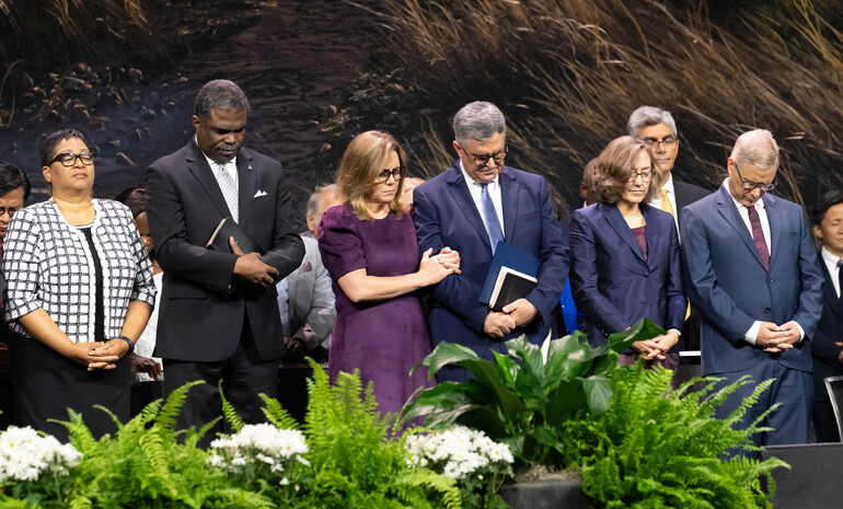 Rochelle Douglas, Paul H. Douglas, Treasurer, General Conference (GC), Adriene Marques, Erton Carlos Köhler, President, General Conference (GC), Marcia McEdward and Richard E McEdward, Executive Secretary, General Conference (GC) praying at the close of the divine service on on Saturday, July 12, 2025. The 62nd General Conference Session of the Seventh-day Adventist Church, America’s Center Convention Complex, St. Louis, Missouri, USA, July 3-12, 2025. Camera date: Saturday, July 12, 2025 12:21.