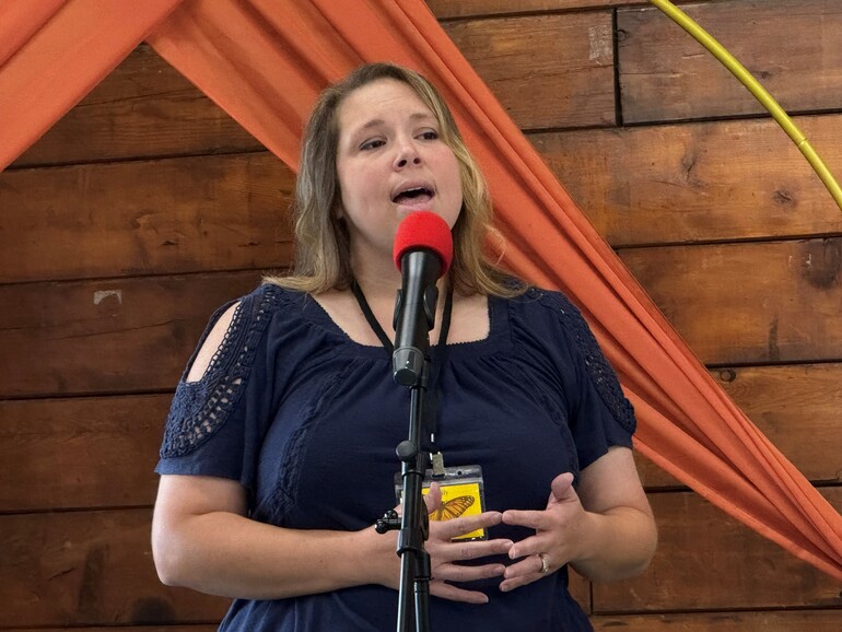 Kelly singing