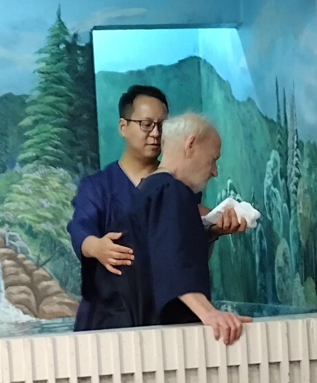 Kokiong baptizes Terry Loucks.