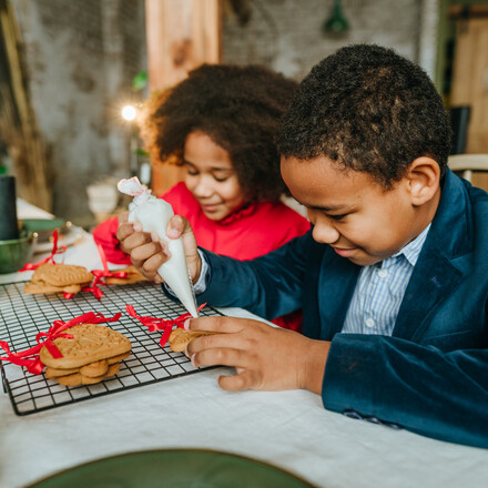 kids decorating cookies